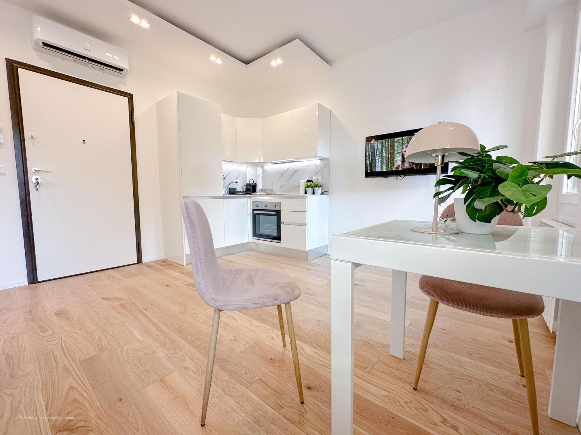 Gioia 67 - 5 Min Dalla Stazione Apartment *